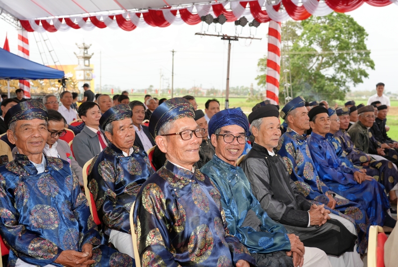 cac dai bieu tham du le 2