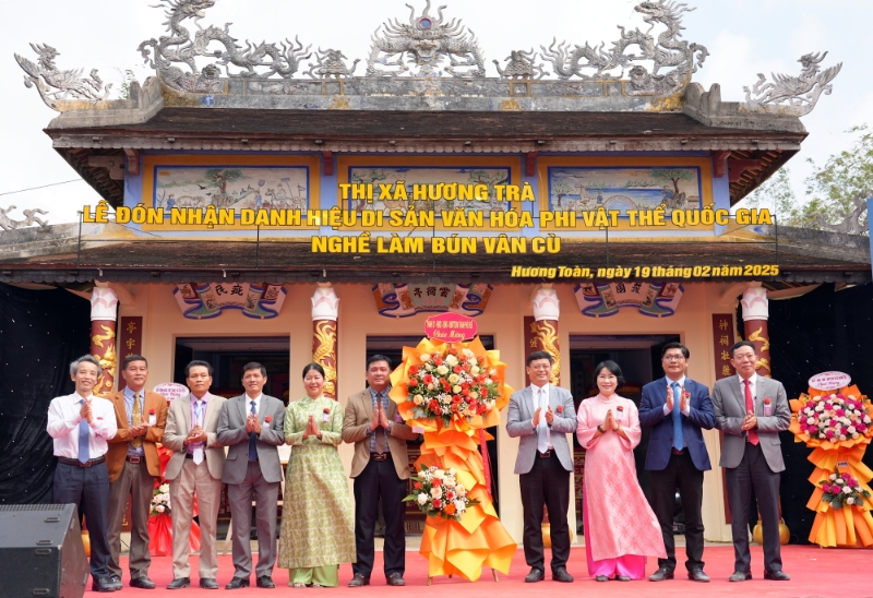 lanh dao tinh tang hoa chuc mung