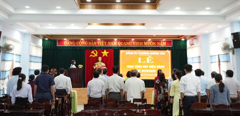 Đảng ủy phường Hương Trà tổ chức trao Huy hiệu Đảng dịp 2/9