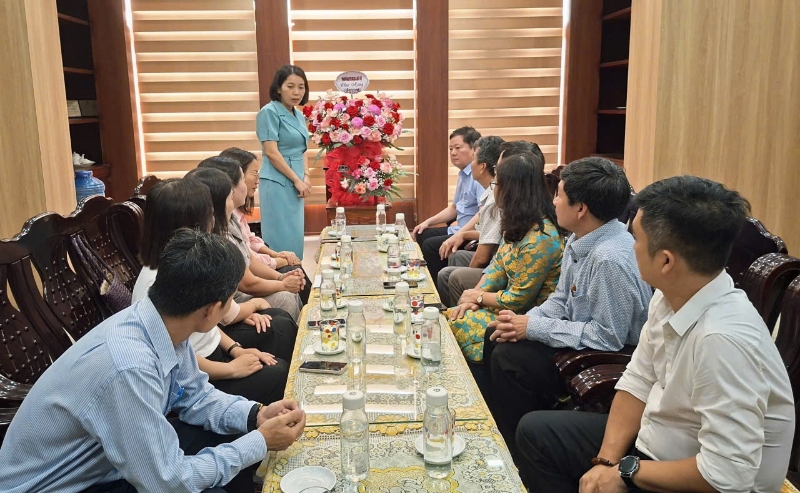 Thường trực Đảng ủy phường Hương Trà, thăm, tặng hoa chúc mừng nhân kỷ niệm 80 năm ngày truyền thống các cơ quan hành chính nhà nước (28/8/1945 – 28/8/2025)