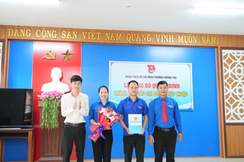 Trao quyết định Chi đoàn Cơ quan Chính quyền