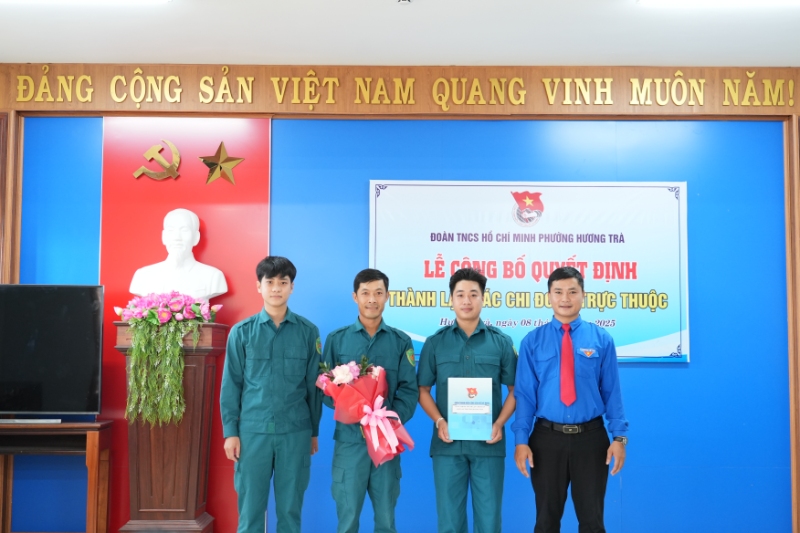 Trao quyết định Chi đoàn Quân sự