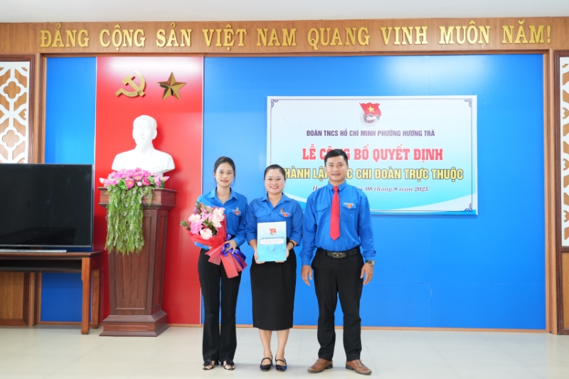 Trao quyết định Chi đoàn Cơ quan Đảng - Mặt trận