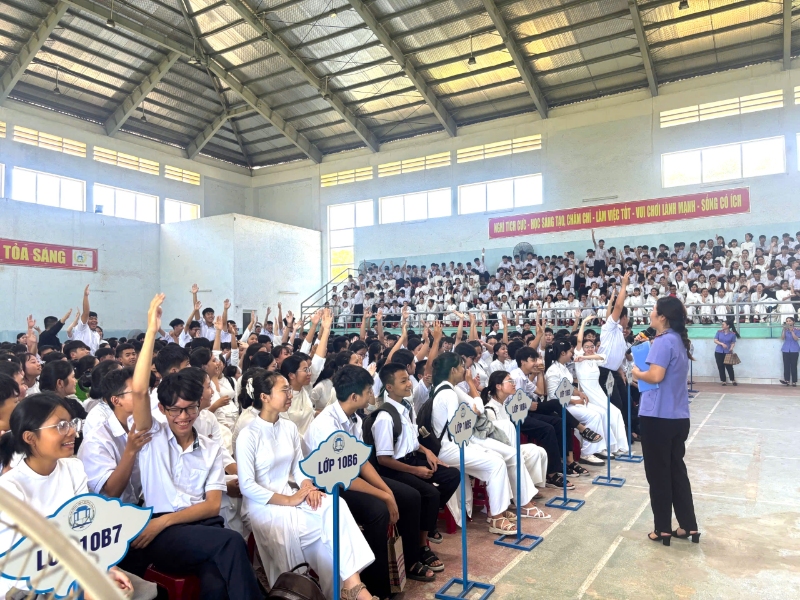 Tuyên truyền pháp luật về phòng, chống ma túy và xâm hại tình dục trẻ em cho học sinh trường THPT Hương Trà
