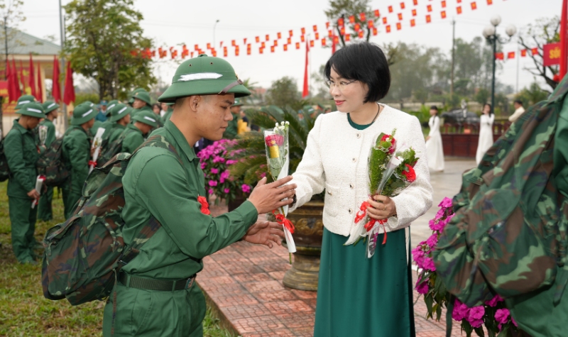 dong chi pham thi minh hue uy vien ban thuong vu chu nhiem uy ban kiem tra thanh uy tang hoa cho cac thanh nien