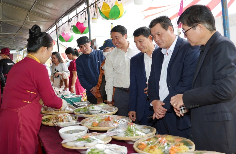 Phó Cục trưởng Cục Di sản Nông Quốc Thành (ngoài cùng, bên phải) cùng lãnh đạo thị xã Hương Trà tham quan các gian hàng bún tại lễ hội